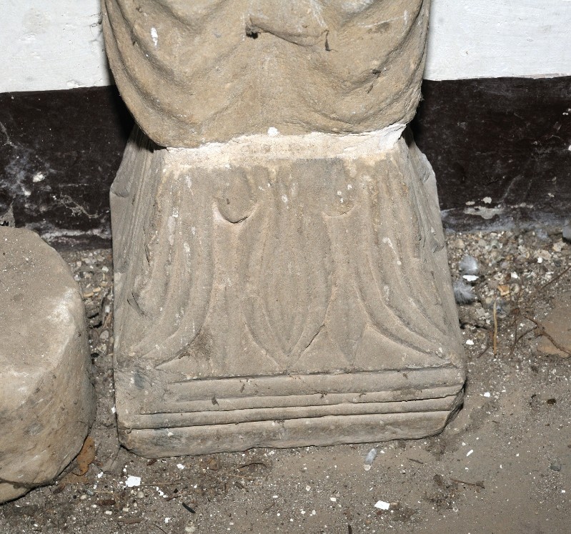 Marmoraio romano sec. IX, Frammento di capitello scolpito
