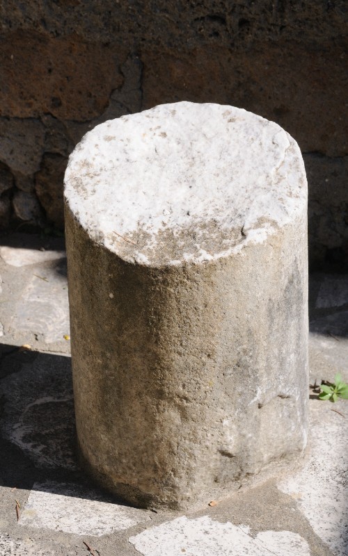 Marmoraio romano sec. III, Frammento di colonna scolpita