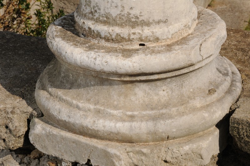 Marmoraio romano sec. III, Base di colonna tonda