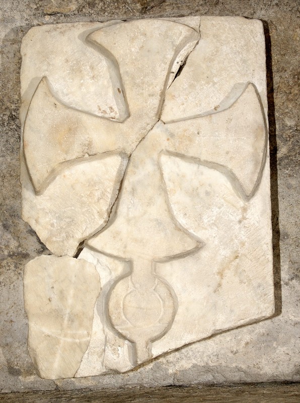 Bottega italiana sec. IX, Scultura con croce bizantina