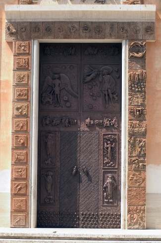 Biancini A. sec. XX, Pannelli di rivestimento del portale d'ingresso