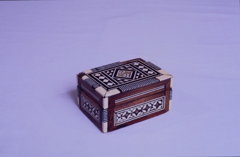 Ambito arabo sec. XIX, Scatola in legno con intarsi in ebano e madreperla