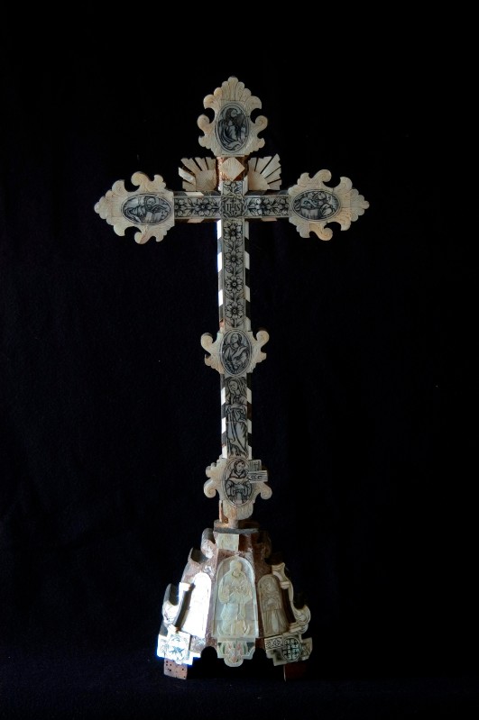 Ambito orientale sec. XVIII, Croce d'altare lignea con intarsi di madreperla