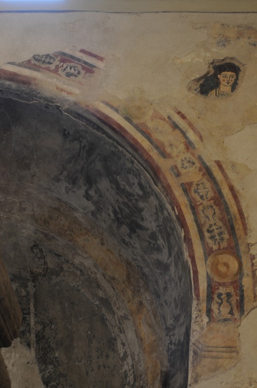 Bott. campana sec. XIII, Cornice dipinta dell'arco dell'absidiola destra