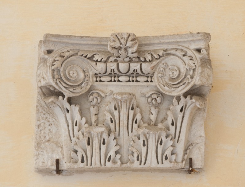 Scultore romano sec. IV, Capitello piccolo