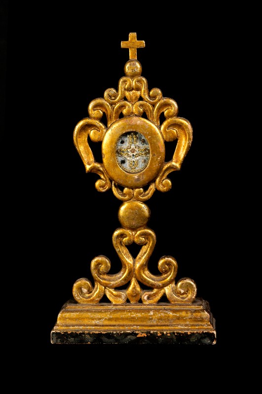 Bottega laziale sec. XIX, Reliquiario in legno dorato a traforo con volute