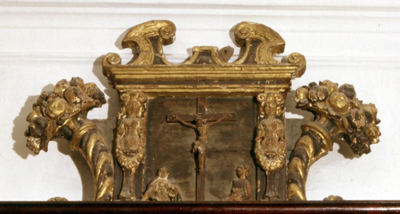 Bott. ligure sec. XVII, Timpano d'altare con Crocifissione di Gesù