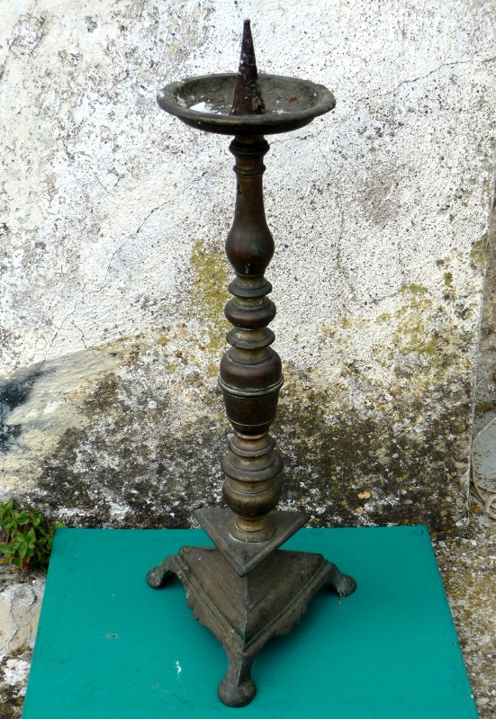 Produzione ligure sec. XVI, Candeliere d'altare bronzeo con piedini 2/2