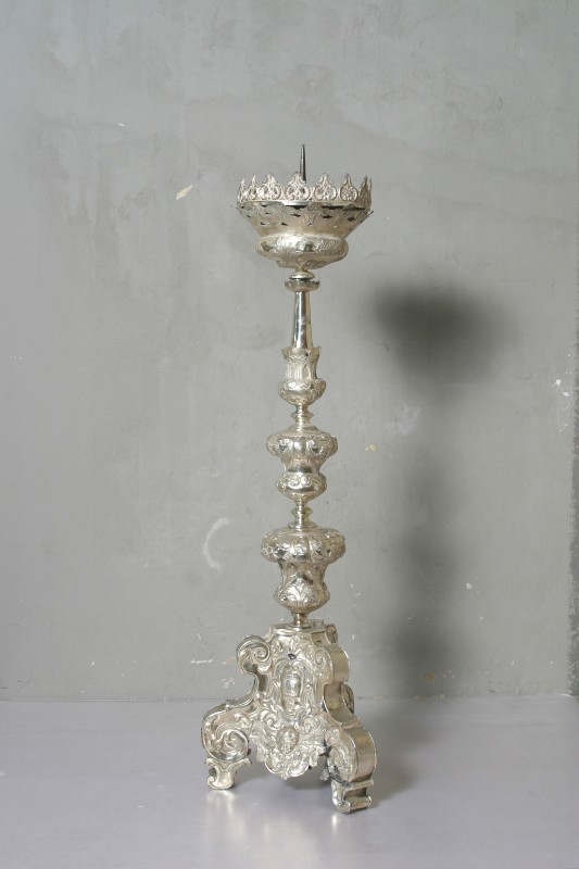 Ambito lombardo sec. XVIII, Candeliere d'altare con Santi Gervaso e Protaso 2/6
