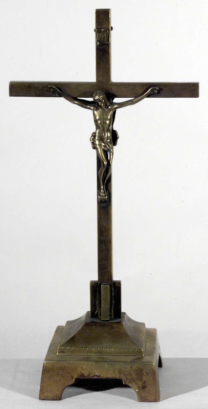 Produzione lombarda sec. XX, Croce da altare in ottone