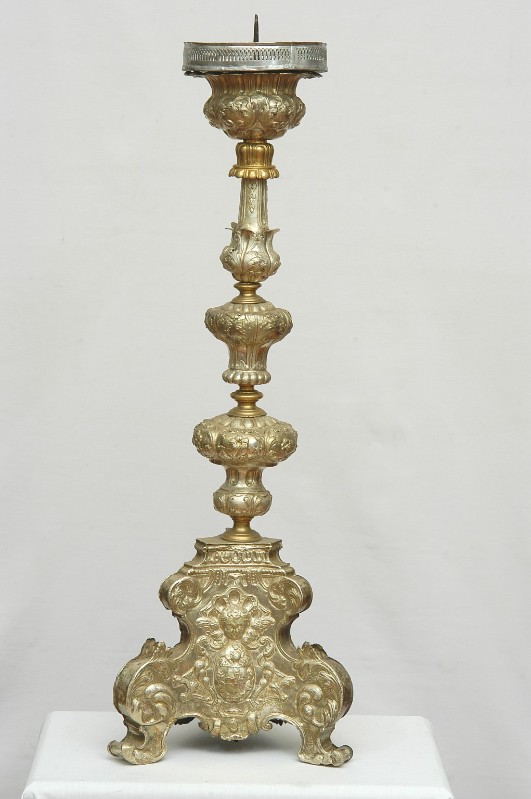 Bott. lombarda (1712), Candeliere con testina alata e iscrizione 1/6