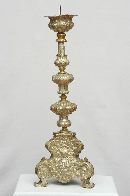 Bott. lombarda (1712), Candeliere con testina alata e iscrizione 2/6