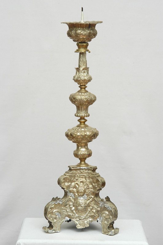 Bott. lombarda (1712), Candeliere con testina alata e iscrizione 4/6
