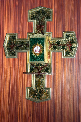 Ramella V. sec. XX, Croce-tabernacolo in metallo dipinto