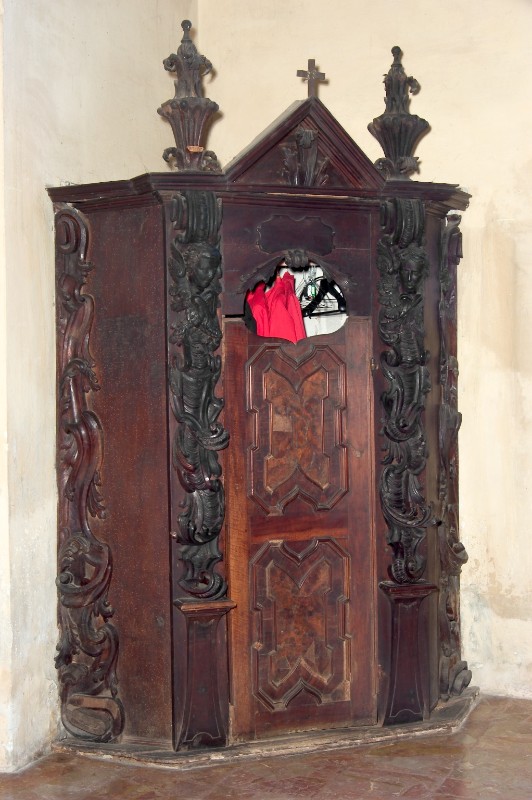 Bottega lombarda sec. XVIII, Confessionale in legno intagliato