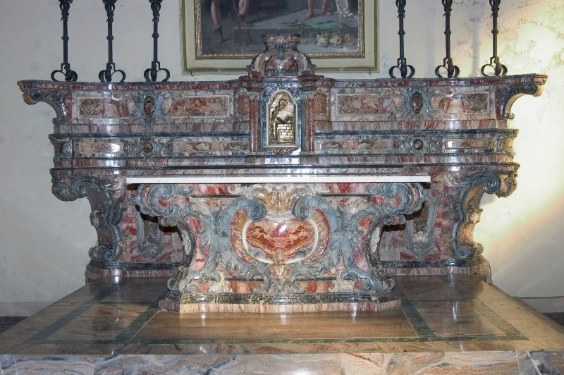 Ambito vigevanese sec. XVIII, Altare maggiore con volute in marmo grigio