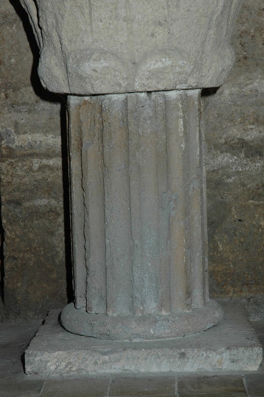 Ambito romano sec. II, Base di acquasantiera tronco di colonna scanalata 3/4