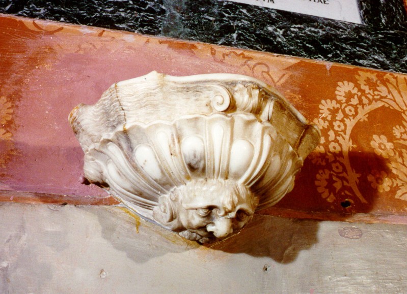 Piani A. sec. XVIII, Acquasantiera in marmo bianco sinistra