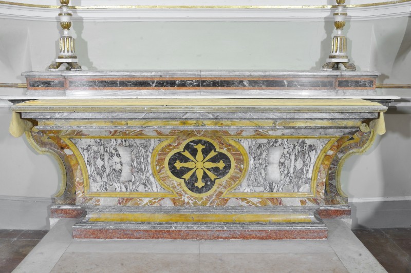 Bottega marchigiana metà sec. XVIII, Mensa d'altare in marmo 1/2