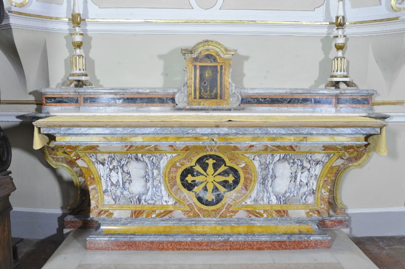 Bottega marchigiana metà sec. XVIII, Mensa d'altare in marmo 2/2