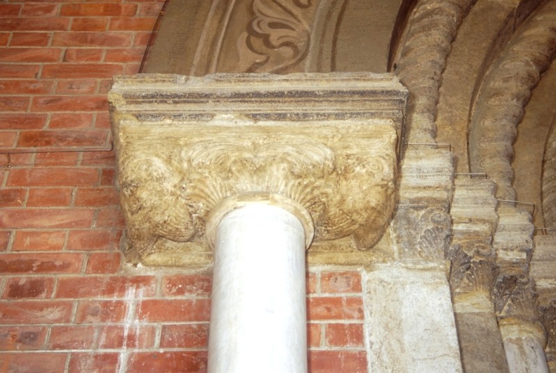 Maestranza piemontese sec. XI, Capitello sinistro del portale maggiore