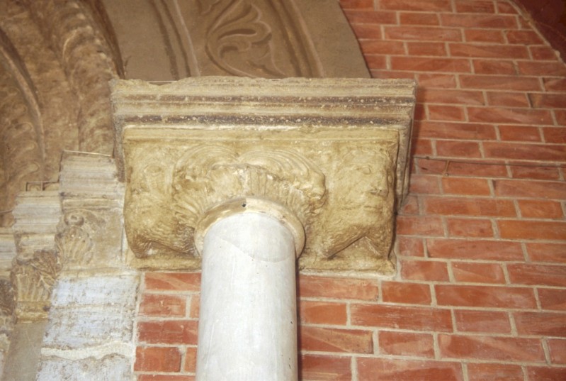 Maestranza piemontese sec. XI, Capitello destro del portale maggiore