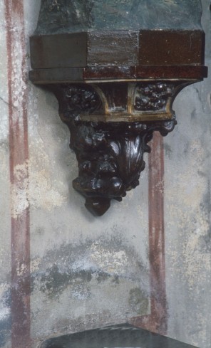 Tempia di Mortigliengo secc. XVII-XVIII, Mensola intagliata
