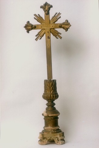 Bott. piemontese sec. XIX, Croce da altare dorata con base a cilindro