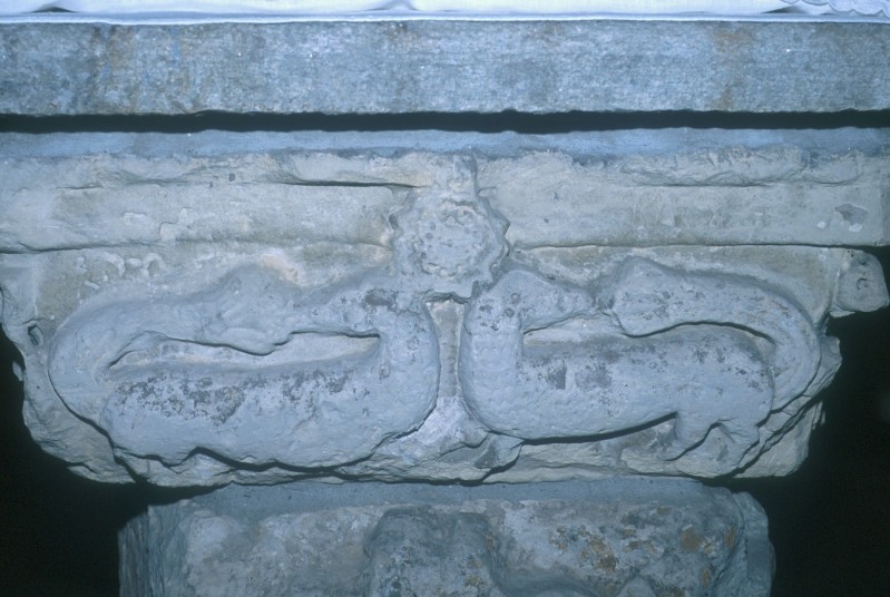 Scultore piemontese sec. XII, Capitello con animali fantastici