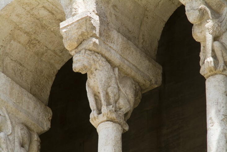 Scultore dell'Italia meridionale sec. XII, Capitello scolpito con leone