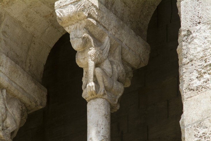 Scultore dell'Italia meridionale sec. XII, Capitello scolpito con sfinge alata