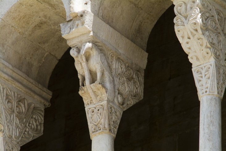 Scultore dell'Italia meridionale sec. XII, Capitello a stampella con aquile