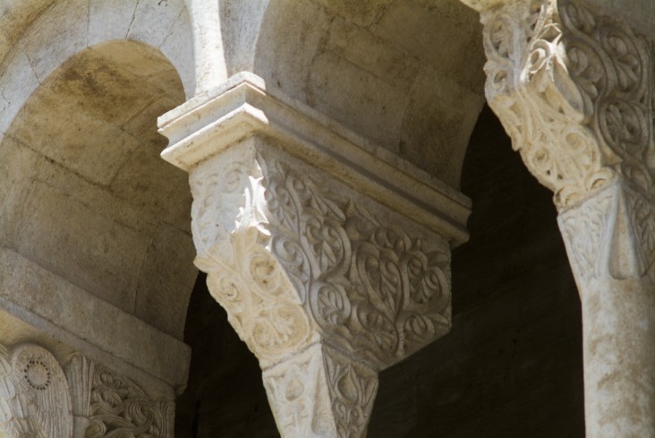 Scultore dell'Italia meridionale sec. XII, Capitello con volute e palmette