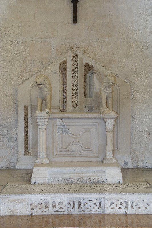 Marmoraio dell'Italia meridionale secc. XIII-XX, Cattedra arcivescovile