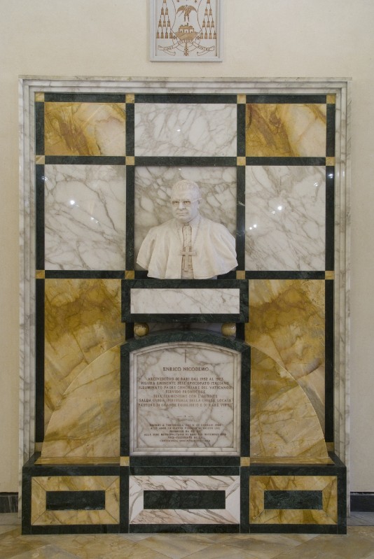 Marmoraio dell'Italia meridionale (2000), Monumento funebre di Enrico Nicodemo