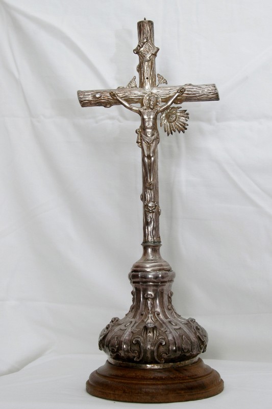 Ambito napoletano (1929), Croce da tavolo con base tonda