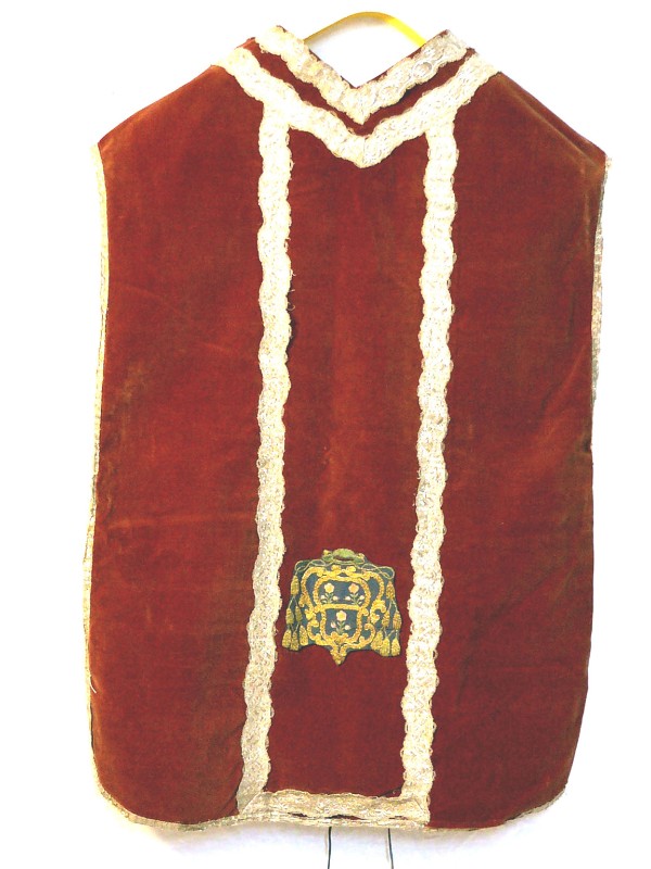 Manif. salentina sec. XVIII, Pianeta in velluto di seta rosso di mons. Gorgoni