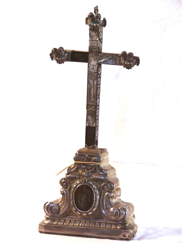 Ambito napoletano sec. XVIII, Croce da tavolo in legno e madreperla