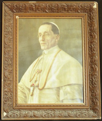 Bottega siciliana sec. XX, Cornice di Papa Pio XII