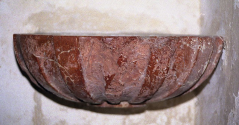 Maestranze siciliane sec. XVIII, Acquasantiera in marmo rosso