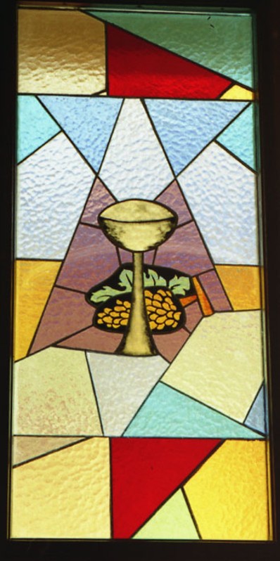 Bottega siciliana sec. XX, Vetrata con simboli eucaristici