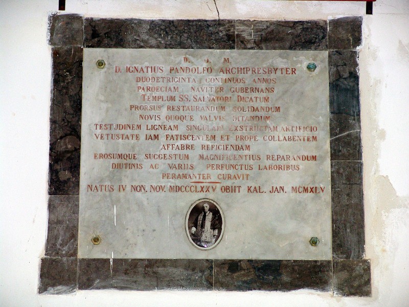 Bott. siciliana (1960), Lapide commemorativa dell'arciprete Ignazio Pandolfo