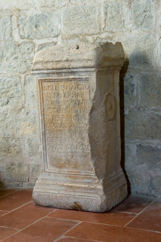 Bott. romana sec. I, Cippo votivo con iscrizione incisa