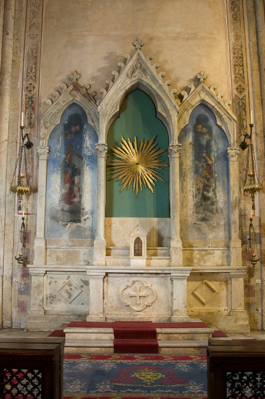 Bott. umbra sec. XIV, Altare laterale in pietra dedicato al Santissimo