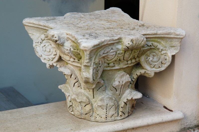 Bott. dell'Italia centr. sec. II, Capitello corinzio in marmo