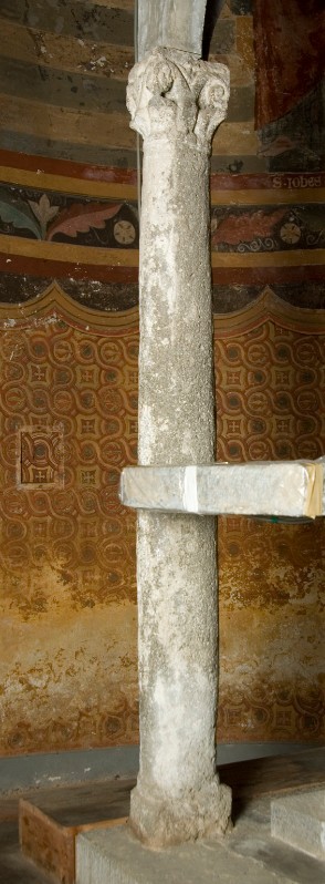 Bott. dell'Italia centr. sec. IX, Colonna con capitello in pietra scolpita