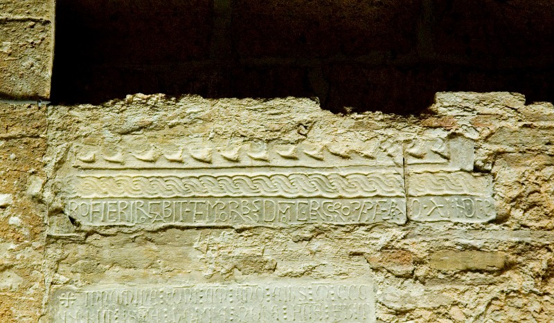 Bott. dell'Italia centr. sec. IX, Lastra in pietra con iscrizione e cornice