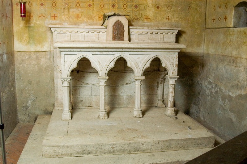 Maestranze umbre sec. XX, Altare laterale in travertino con archetti