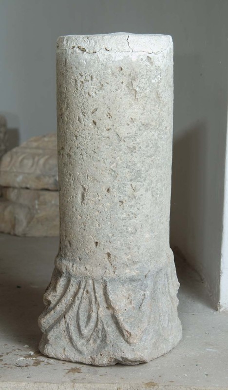 Ambito romano sec. V, Frammento di colonna con capitello a foglie 1/2