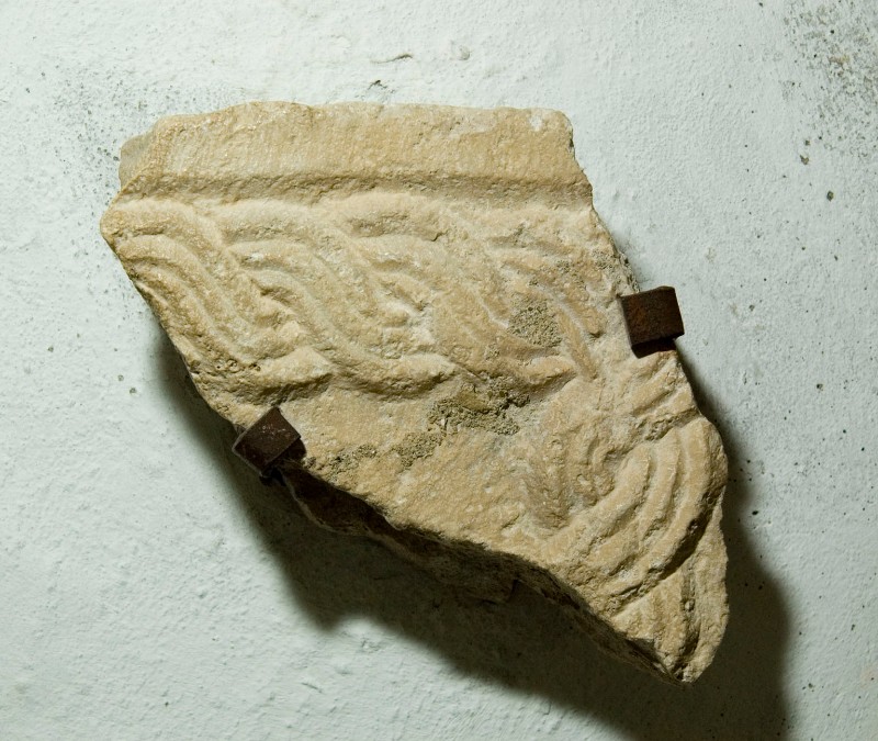 Bott. umbra sec. IX, Frammento di scultura con nastro a torciglione